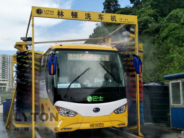 “让出行更美好”东部公交EBUS选择伟德体育大型通道式全自动大巴洗车机