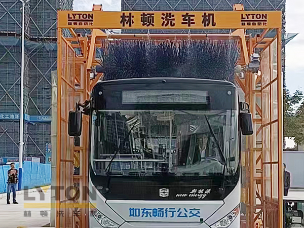 江苏如东公交选择伟德体育通过式大巴洗车机 一键启动自动清洗
