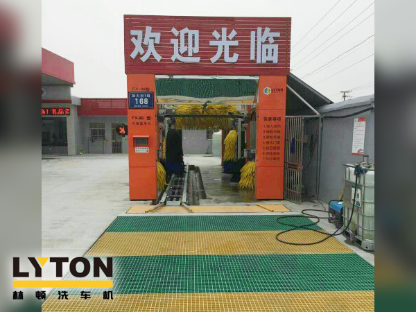 中石化加油站配置伟德体育fx80系列隧道式全自动电脑洗车洗机。