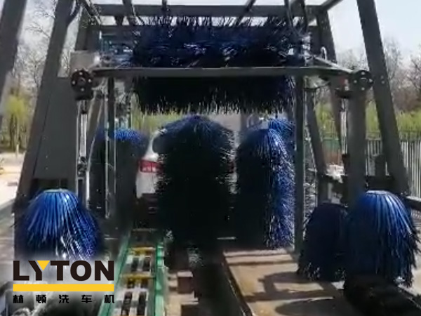 伟德体育电脑洗车机走进大西北——甘肃陇西富源加油站FX-11-11十一刷隧道式连续洗车机交付