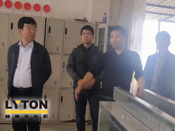 崔总向领导们讲解了整个伟德体育电脑洗车机生产流程及工艺制作,对于电脑洗车机整个装配过程考察团给予了极大的赞许。