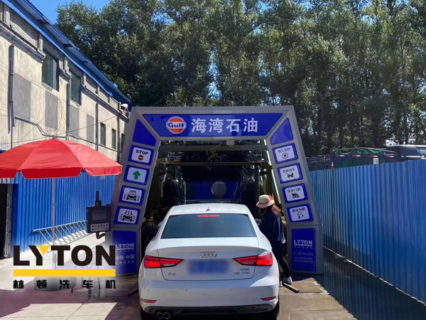 致力加油站价值链运营的营销管理,为更多的品质车主提供优质服务!GULF海湾石油加油站配置伟德体育FX11系列隧道式电脑洗车机