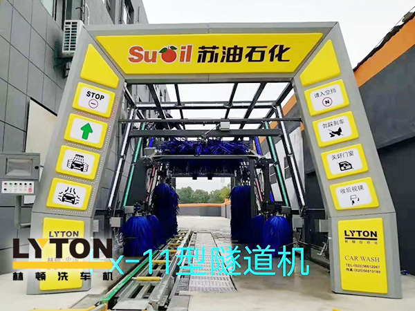 黄色款伟德体育FX-11系列隧道式连续全自动洗车机设备,外表高压冲洗、仿型超柔刷洗、轮刷清洗等,众多客户选择!