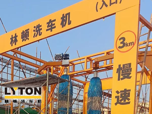 高自动化程度、洗车数量大、占地面积小！伟德体育大型通道式巴士洗车机普遍适用于城市公交场站