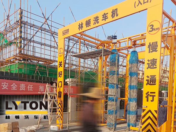 高自动化程度、洗车数量大、占地面积小！伟德体育大型通道式巴士洗车机普遍适用于城市公交场站