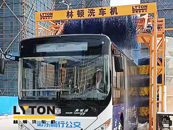 为乘客打造整洁乘车环境,如东畅行公交配置伟德体育3刷大巴全自动洗车机
