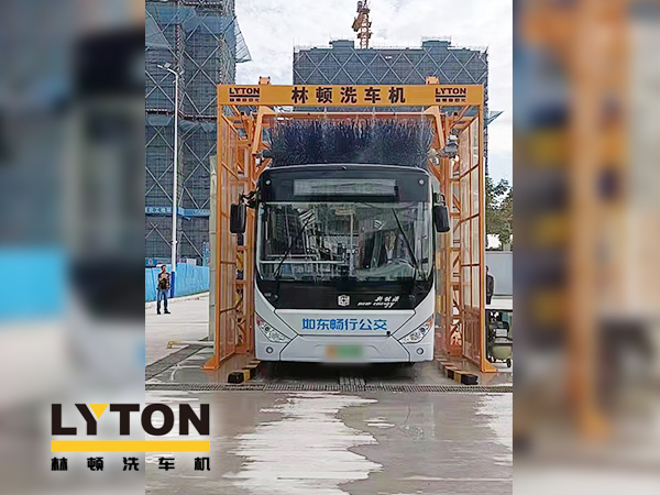 为乘客打造整洁乘车环境,如东畅行公交配置伟德体育3刷大巴全自动洗车机