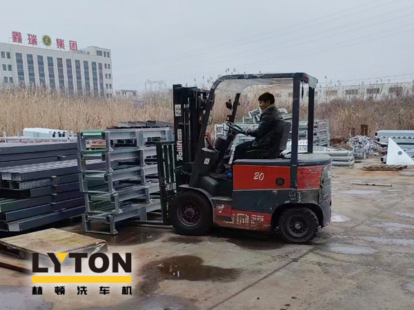 众多加油站及公司自动洗车设备的供应商!品质肯定!伟德体育全自动洗车机发货现场
