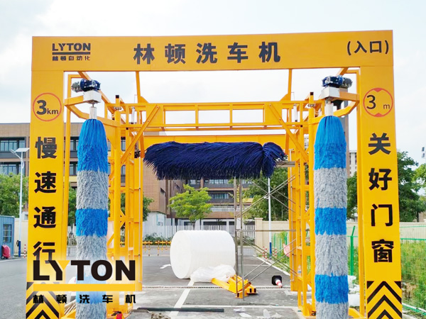 六朝古都南京市江宁区某客户配置伟德体育全自动大巴洗车机