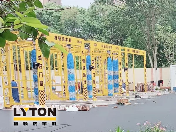 三台伟德体育全自动大巴洗车机安装进行中......