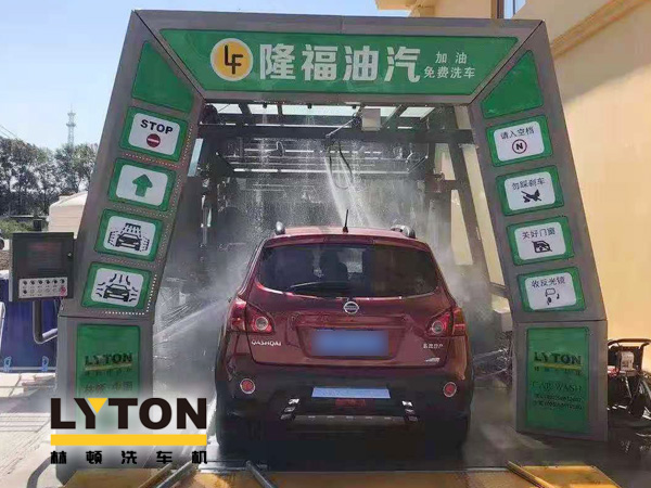 “加油+全自动洗车机”的新组合模式！隆福油气选择伟德体育FX11系列全自动洗车机！