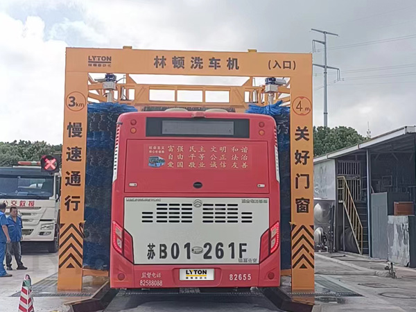 无锡某公交场站选择伟德体育大型通道式巴士洗车机