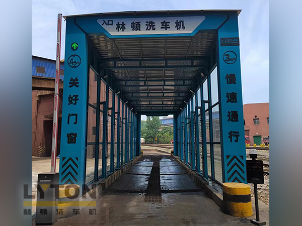 伟德体育自行式洗车机——自动冲洗轮胎、底盘及车身，避免道路污染，喷头摆动，水压强劲，清洗彻底！